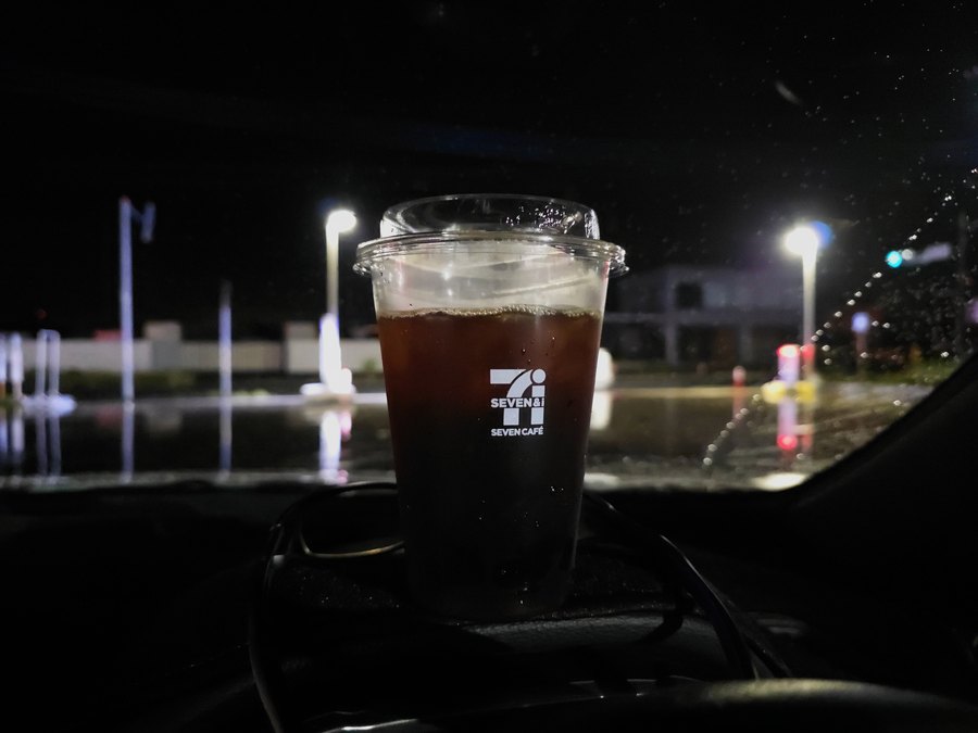 深夜のサービスエリア