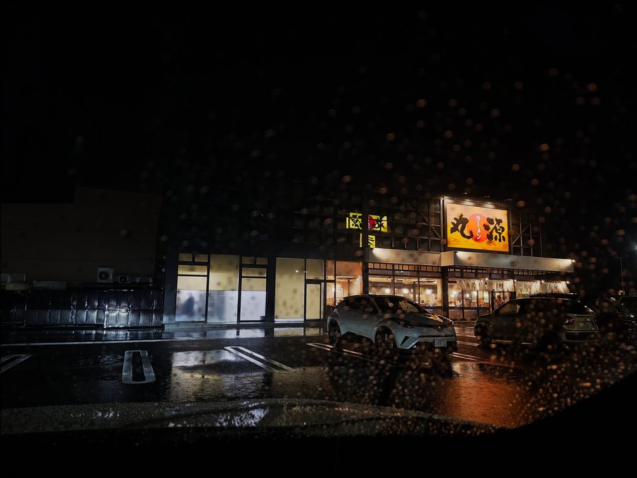 雨粒越しの店